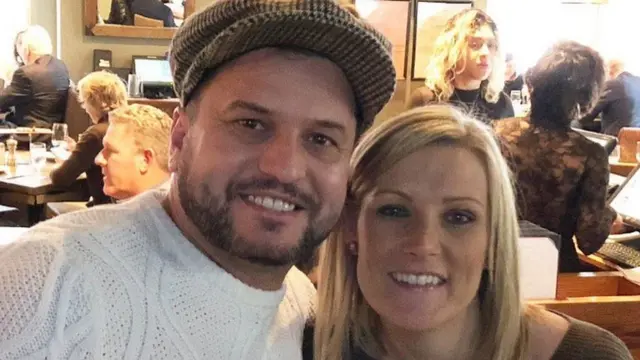 ஜான், டேனிலா எனும் இந்த ஜோடி அமெரிக்காவில் மோதிரத்தை தவறவிட்ட பிறகு பிரிட்டனில் உள்ள தங்களது வீட்டுக்கு திரும்பியது