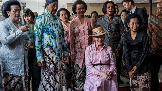 Ratu Margrethe II dari Denmark mendengarkan penjelasan soal pembuatan kain batik saat mengunjungi Keraton Yogyakarta, Oktober 2015 lalu.