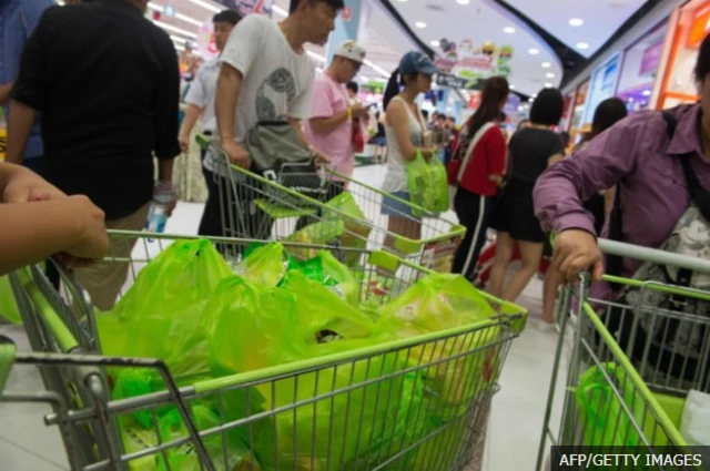 ผู้คนพากันติดอกติดใจพลาสติก ซึ่งเป็นวัสดุใช้ครั้งเดียวแล้วทิ้งได้สะดวก จนก่อให้เกิดมลภาวะตามมา