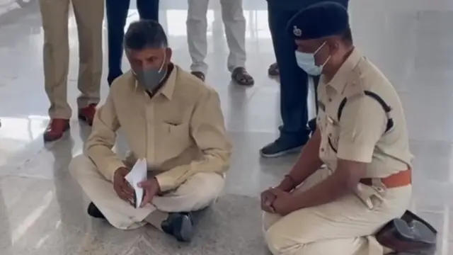 నేలపై బైఠాయించిన చంద్రబాబు