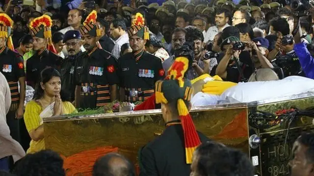 கருணாநிதிக்கு இறுதி மரியாதை