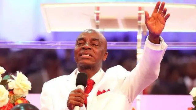David Oyedepo bụ onye mepere ụlọụka Winners Chapel jidere Samuel n'aka ma kpere ya ekpere