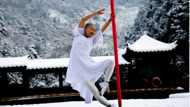 湖南张家界武陵源宝峰湖景区,第八届中国钢管舞锦标赛冠军、韩国籍钢管舞高级教练金美娜。