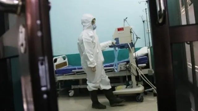 Seorang petugas mempersiapkan peralatan untuk tindakan medis pasien terinfeksi virus corona Wuhan di ruang isolasi instalasi paru Rumah Sakit Umum Daerah (RSUD) Dumai di Kota Dumai, Riau, Sabtu (25/01).