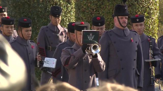 Горнист исполняет "Последние почести" на Национальном мемореале в Арборетуме