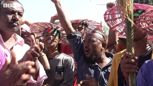 সরকারবিরোধী নানা স্লোগান দেন সমাবেশে আগতরা।