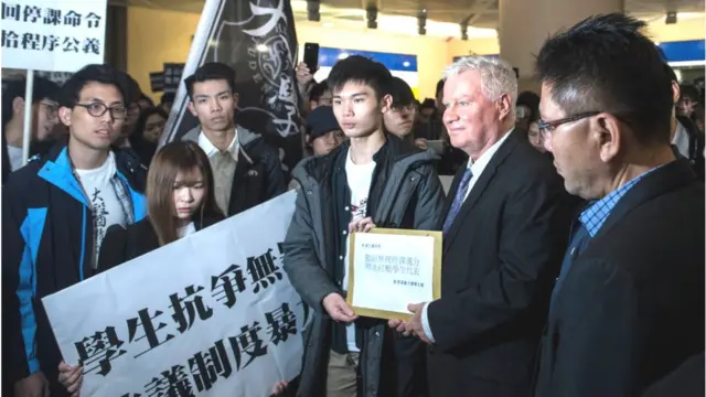 హాంగ్కాంగ్లో కొన్ని యూనివర్సిటీలు విద్యార్థులు మాండరిన్ భాష కూడా తప్పనిసరిగా నేర్చుకోవాలని కోరుకుంటున్నాయి.