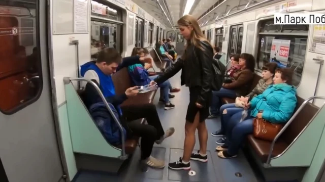 한 여성이 '맨스프레딩'을 하는 남성의 가랑이에 표백제를 끼얹는다