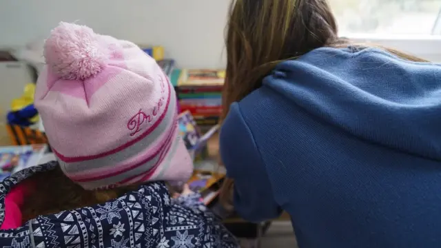 volonterka sa devojčicom