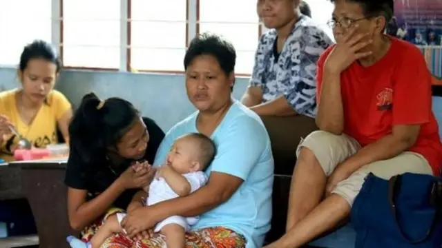 بعض السكان في أماكن أيواء مؤقتة