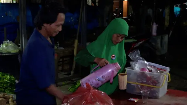 Eha menjajakan kopinya kepada para pedagang dan pengunjung Pasar Kranggot, kota Cilegon, Banten