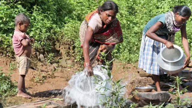 राशन के लिए 30 किलोमीटर पैदल चलना मजबूरी