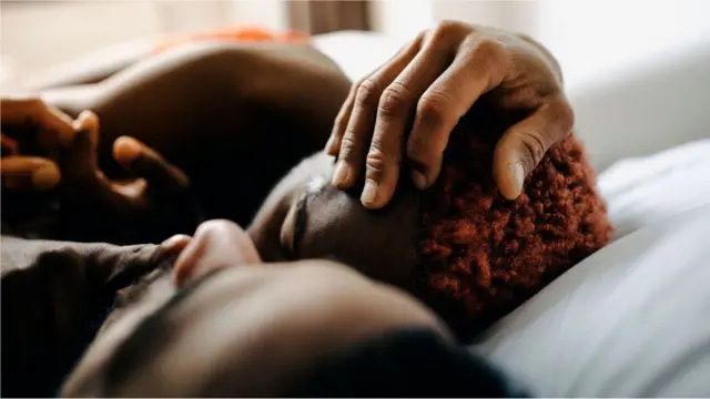 Pareja haciéndose caricias.