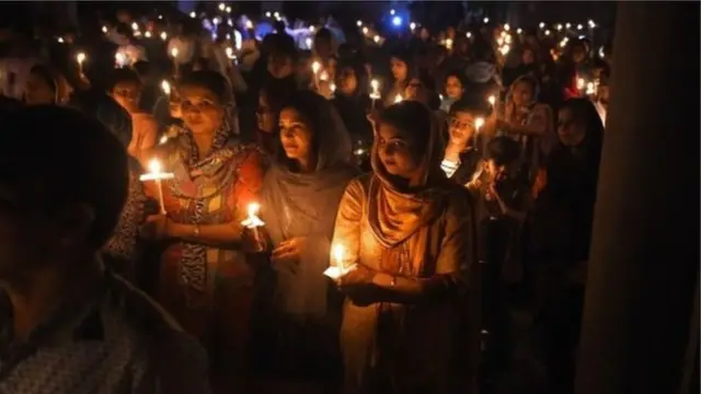 Người Kito giáo ở Pakistan dự Lễ Phục sinh ở Nhà thờ Thánh Tâm ở thành phố Lahore.