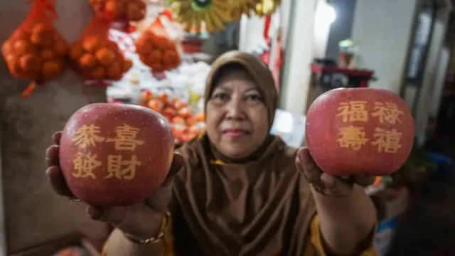 Apel fuji dengan huruf mandarin di Pasar Gede, Solo, Jawa Tengah