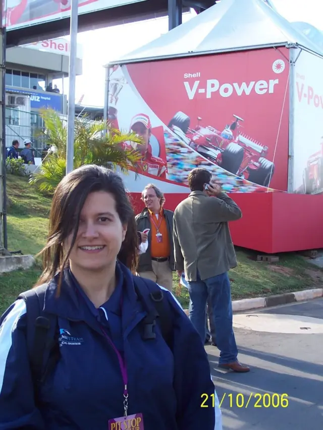 Imagem mostra a jornalista Adriana Francisca Van Sluys, sorrindo para foto em 2006. Ela foi uma das vítimas do acidente do voo 447 da Air France, no dia 1º de junho de 2009