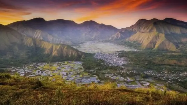 ਇੰਡੋਨੇਸ਼ੀਆ ਦੇ ਲਾਮਬਾਕ ਦੇ ਬਹੁਰੰਗੇ ਮੈਦਾਨ