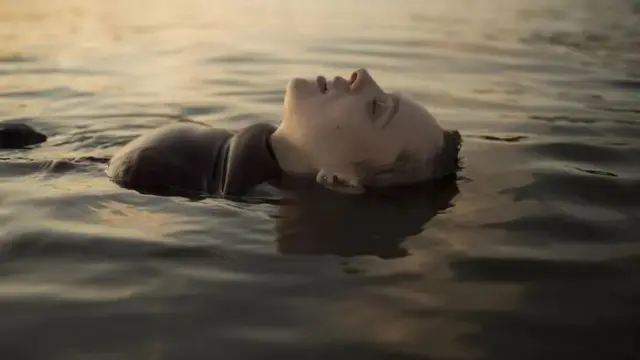 Fotograma de la serie Unorthodox