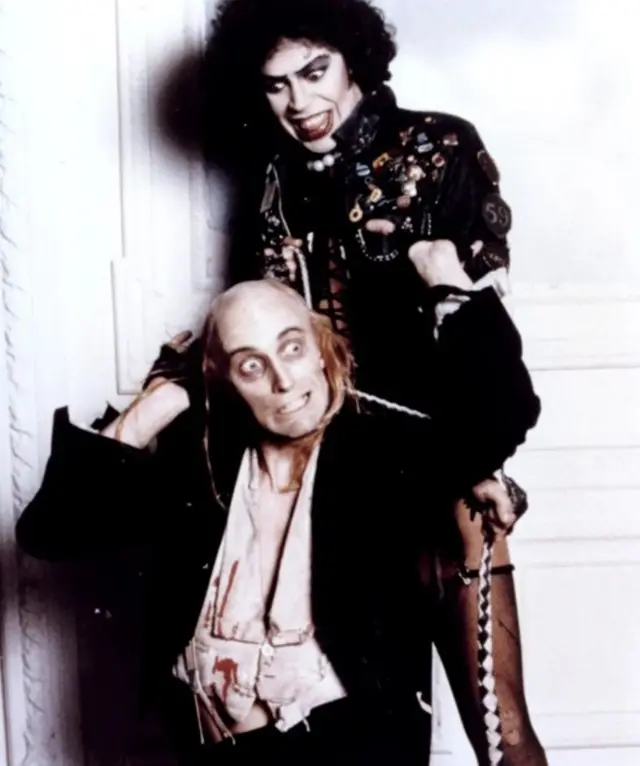 Ričard O'Brajen (pisac originalnog pozorišnog mjuzikla i ko-scenarista filma) glumi slugu doktora Frenk-n-Furtera u tumačenju Tima Karija