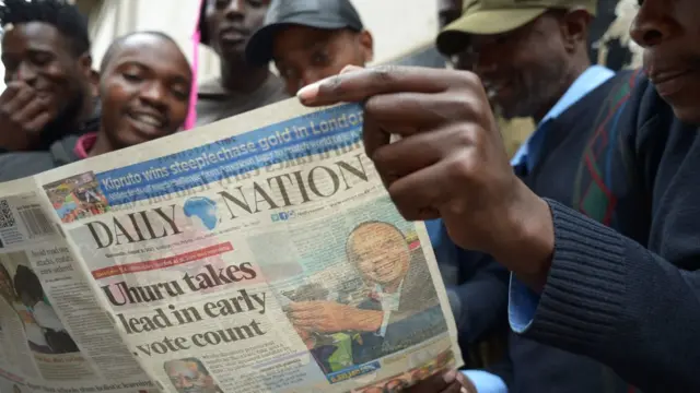 Agosti 9, 2017 matokeo walionesha Uhuru Kenyatta kuongoza. Lakini Muungano wa upinzani Kenya uliendelea kupinga matokeo ya uchaguzi wa urais yaliyokuwa yanatangazwa na tume ya uchaguzi kwenye mtandao wake.Walidai kulkuwa na udukuzi.