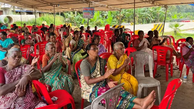 मछुआरा समुदाय की महिलाएं विरोध प्रदर्शन को लेकर हो रही चर्चा सुनती हुईं