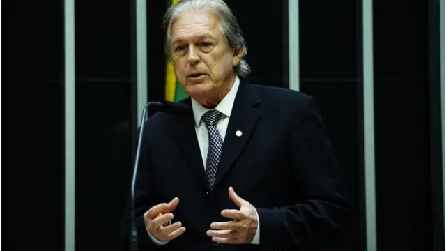 Luciano Bivar discursa na Câmara dos Deputados