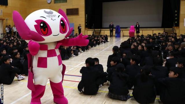 Талисман Паралимпиады Сомейти посещает японскую школу в 2019 году