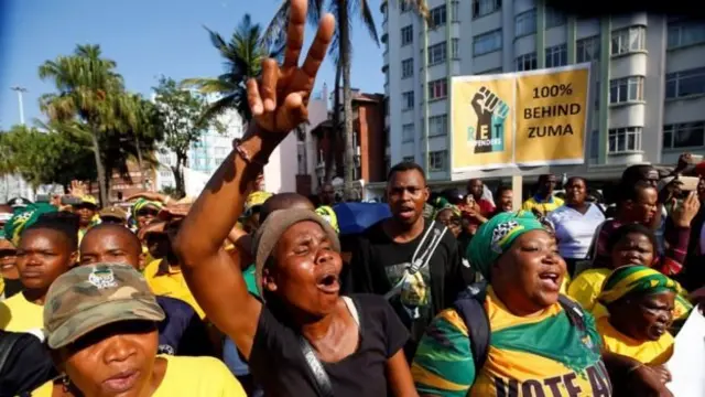 Des partisans de Zuma devant el tribunal à Durban