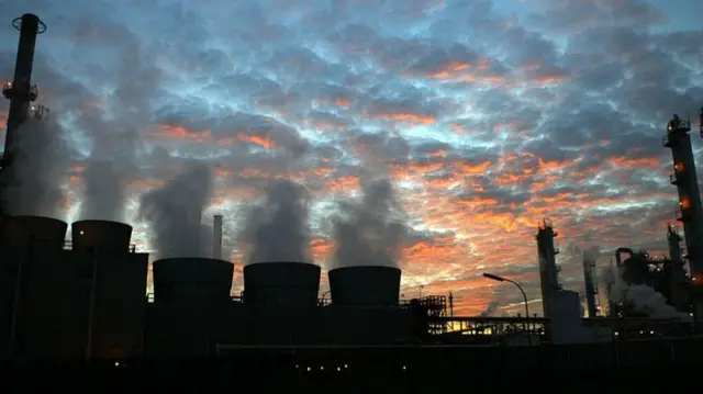 نفت کوره به عنوان سوخت دوم بعضی نیروگاهها عمل میکند