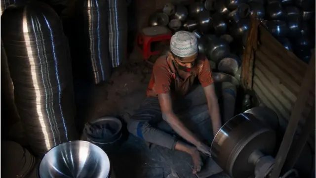 অর্থ উপার্জনে কিশোর।