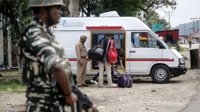 কাশ্মীরে পর্যটকদের ব্যাগ তল্লাশি করছে নিরাপত্তা রক্ষীরা