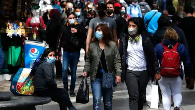 Gente caminando en una calle de Santiago