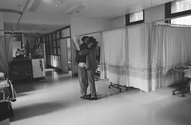 คนกอดกันในหอผู้ป่วย