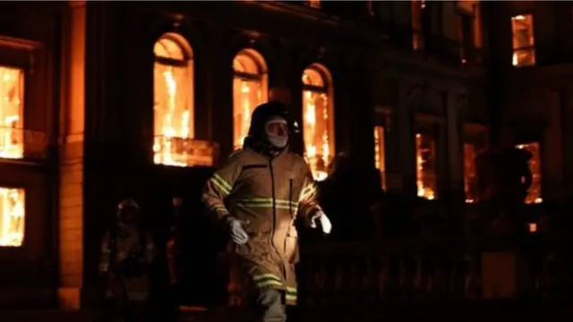 Bombeiro trabalha para apagar chamas do Museu Nacional