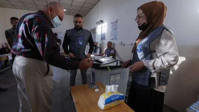 ناخب عراقي يصوت في كركوك
