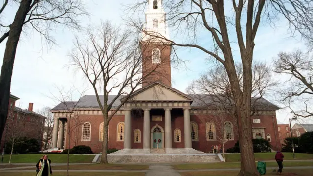 தமிழின் தொன்மை கீழடி என்றால் எதிர்காலம் இதுதானா?