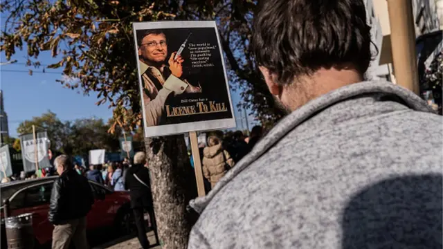 Серед противників вакцинації проти ковіду поширені думки, що Білл Гейтс хоче захопити світ та вживити людям комп'ютерні чіпи під час вакцинації