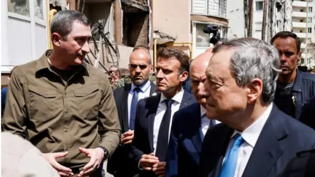 ইউক্রেনের যুদ্ধ বিধ্বস্ত ইরপিন শহর পরিদর্শনে প্রেসিডেন্ট ম্যাক্রঁ, চ্যান্সেলর শোলৎজ এবং প্রধানমন্ত্রী ড্রাঘি। ইউরোপের এই তিন গুরুত্বপূর্ণ নেতাই ইউক্রেনকে ইইউর সদস্য করতে সমর্থন দিয়েছেন