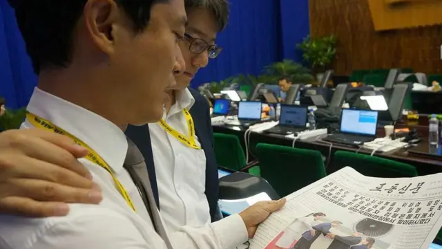 2018년 9월 19일 평양 남북정상회담 당시 남한 취재진들이 북한 로동신문을 보는 모습을 청와대가 같은해 10월 2일 사진으로 공개했다