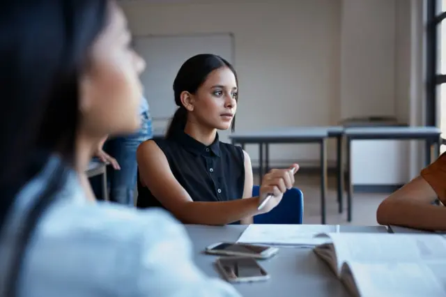 Jóvenes en un salón de clase
