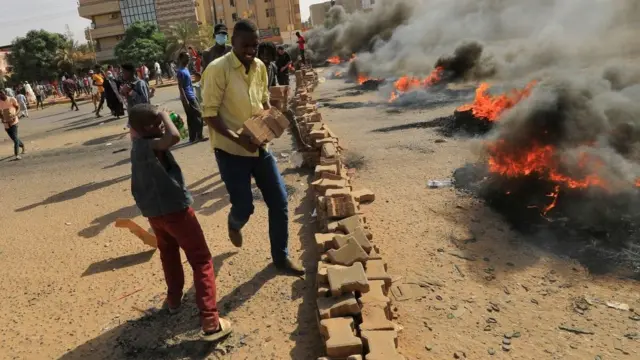 Sudan'da darbe: Geici ynetim feshedildi, OHAL ilan edildi - BBC News  Trke