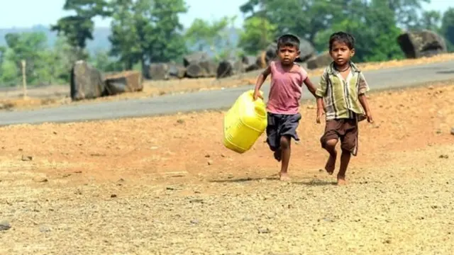 එක් අතකින් ගොවිතැනටත් අනිත් අතින් බීමටත් ජලය හිඟවීම වියලි කලාපයේ ජනතාව මුහුණදෙන බරපතළ ගැටලුවකි