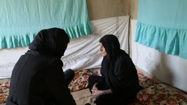 د نجلۍ نیا وايي، یوشمېر وسلو والو کسانو د شپې مهال د نجلۍ د دویمې خور بېولو لپاره پر کور چپاو راوړ