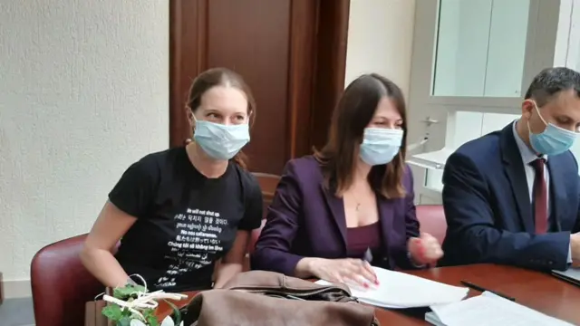 Журналстка Светлана Прокопьева (слева) с адвокатами