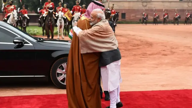 দিল্লিতে রাষ্ট্রপতি ভবনে এমবিএস-কে নরেন্দ্র মোদীর আলিঙ্গন