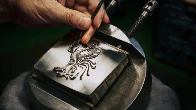 ساخت هر نشان ققنوس که روی جلوپنجره تویوتا سنچری قرار می‌گیرد بیش از شش هفته طول میکشد