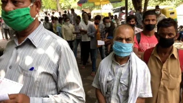 مسافرون متجمعون في الهند