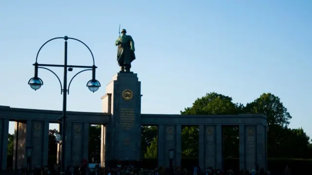 Tượng đài bên Tây Berlin