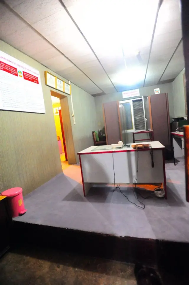 اشتیاق به وارسی و کاوش این مکان باعث شد که گروه پراکنده شود