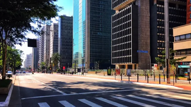 Avenida Paulista, um dos principais polos econômicosbet 365 jogosSão Paulo, vazia durante quarentena